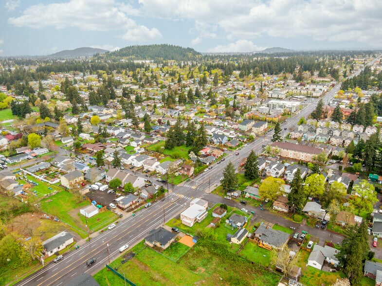 More Photos Of 5002 SE 122nd Ave, Portland Flex For Sale