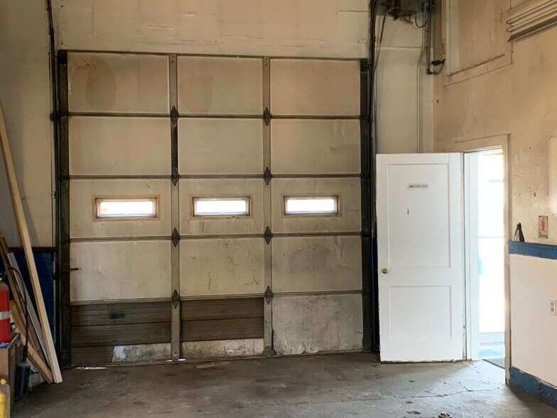 More Photos Of 29 Main St, Limerick Service For Lease