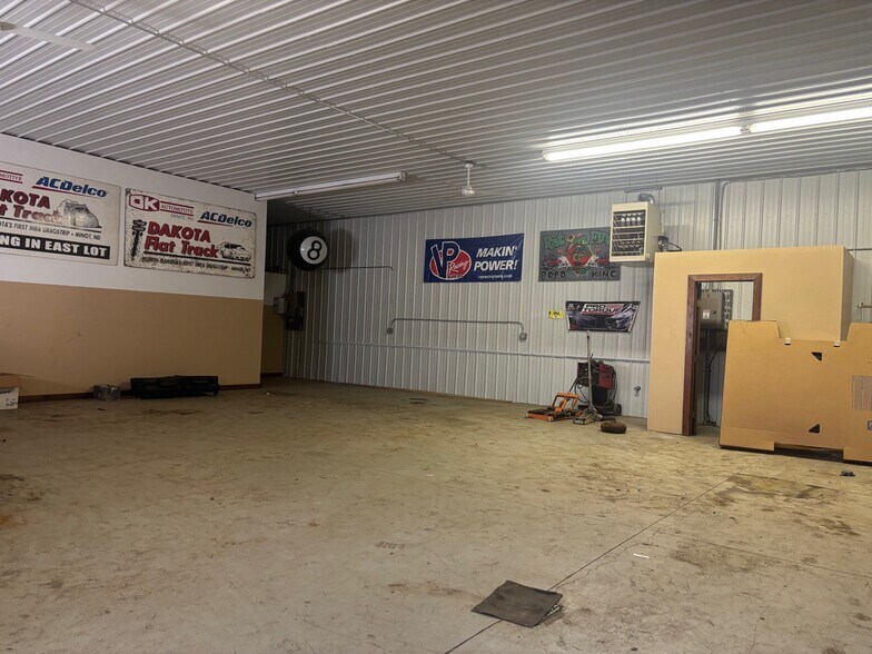 More Photos Of 717 27th St SE, Minot Flex For Lease