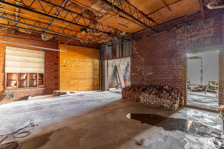 More Photos Of 615 E Main St, Chattanooga General Retail For Lease