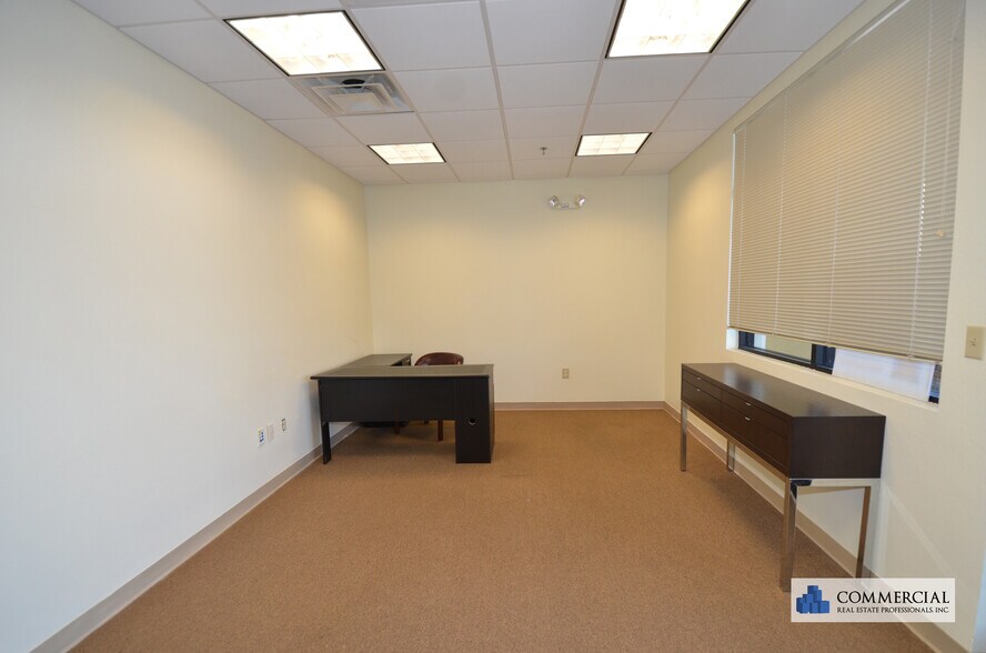 More Photos Of 13538 Village Park Dr, Orlando Office Residential For Lease