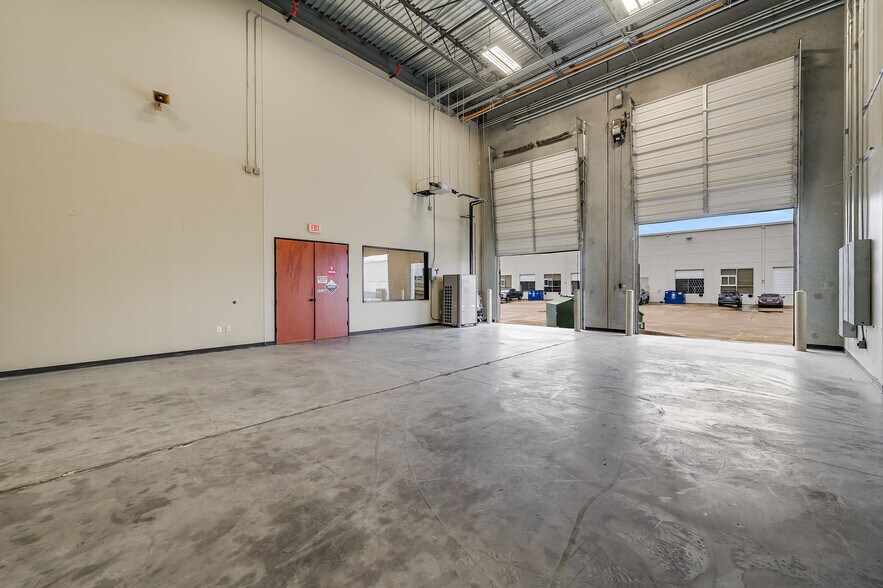More Photos Of 1340 Airport Commerce Dr, Austin Warehouse For Lease