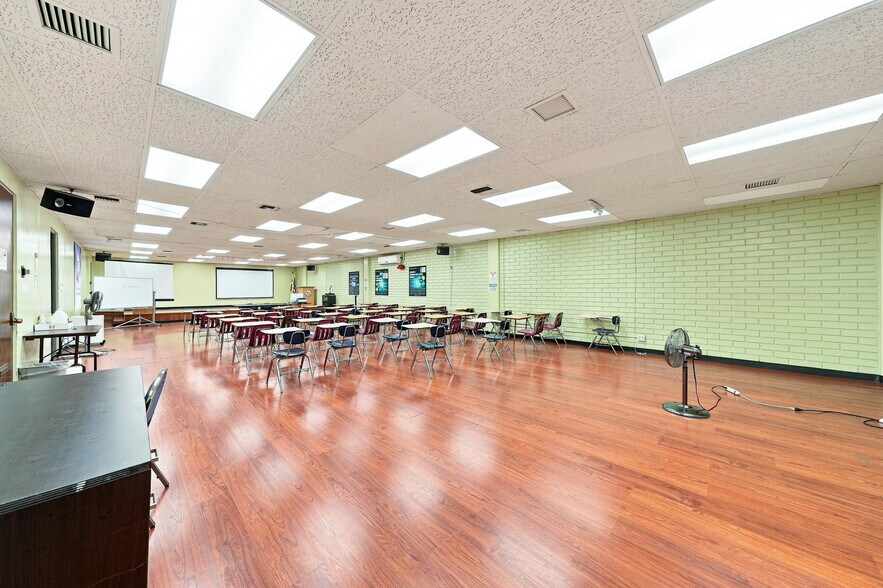 More Photos Of 2333 Beverly Blvd, Los Angeles Office For Lease