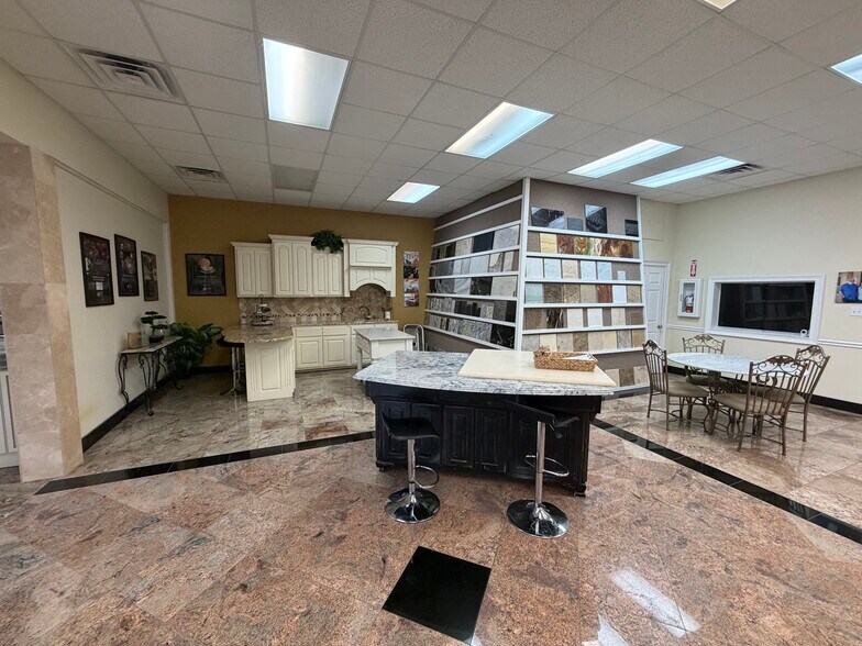 More Photos Of 18525 I-30 Hwy, Benton Showroom For Sale