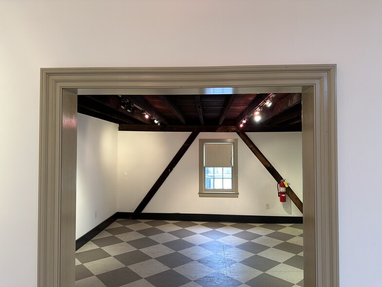 More Photos Of 55 N Cedar St, Lititz Showroom For Lease