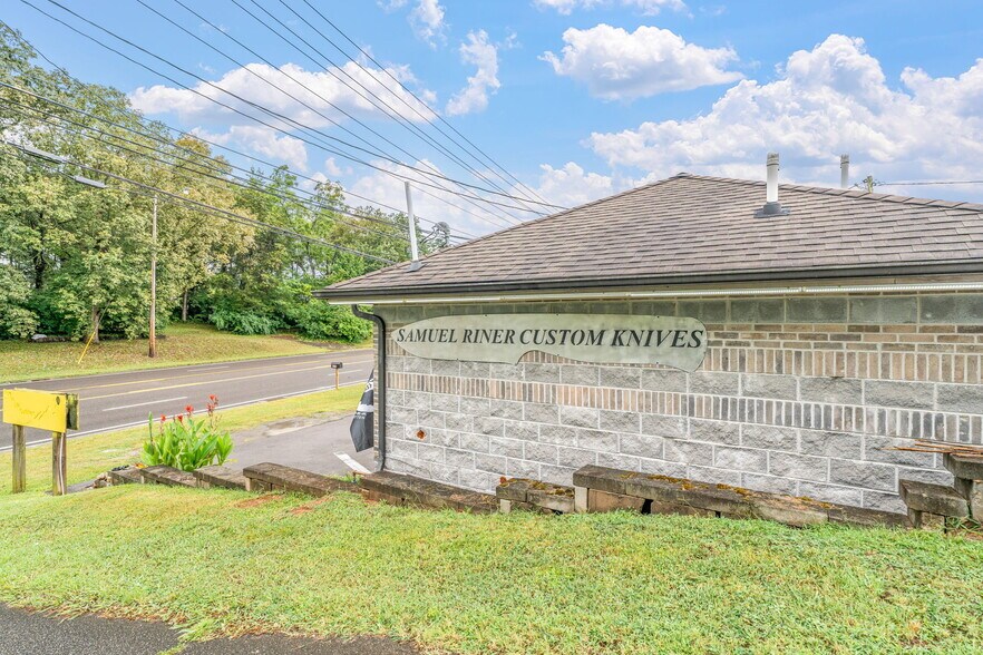 More Photos Of 927 S Charles G Seivers Blvd, Clinton General Retail For Sale