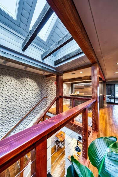 More Photos Of 160 S Poplar St, Elizabethtown Showroom For Lease