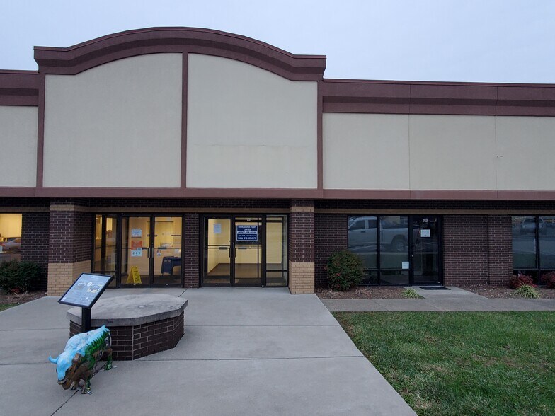 More Photos Of 708-718 Highlander Point Dr, Floyds Knobs Storefront Retail Office For Lease