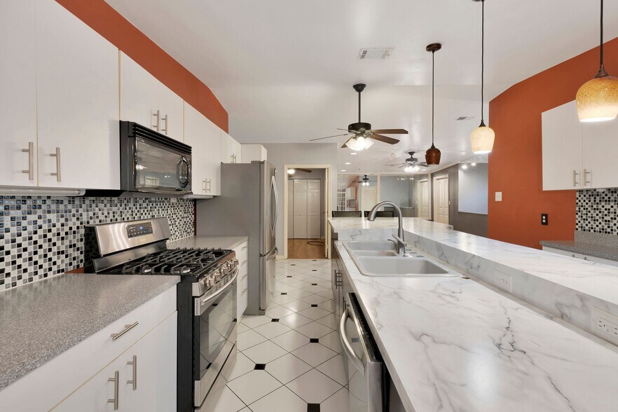 More Photos Of 7648 Broadview Dr, Houston Apartments For Sale