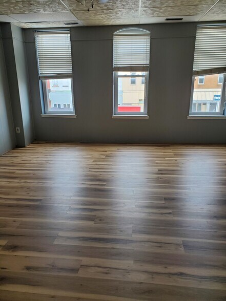 More Photos Of 209 N State St, Litchfield Storefront Retail Residential For Sale