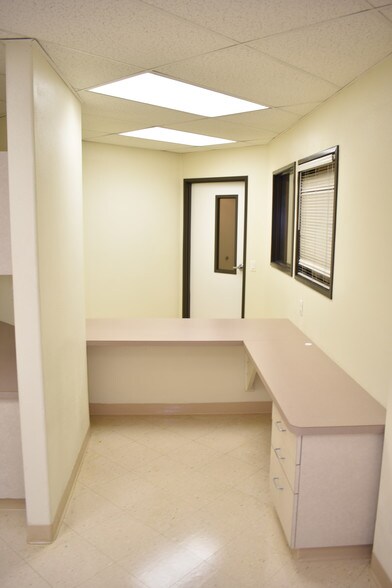 More Photos Of 2501 S Hill St, Los Angeles Office For Sale