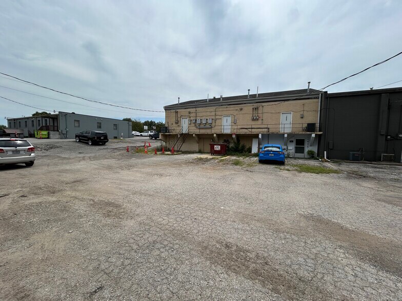 More Photos Of 1020 Main St, Grandview Office For Sale