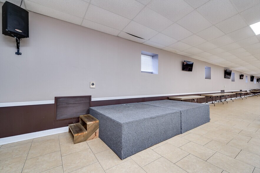 More Photos Of 6962 Coles Rd, Middletown General Retail For Sale