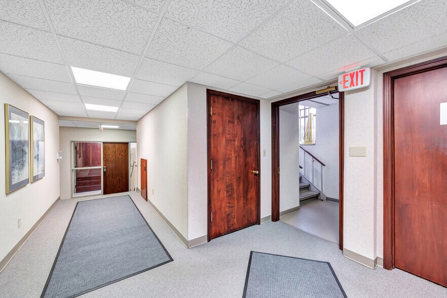 More Photos Of 414 S Jefferson St, Green Bay Office For Sale
