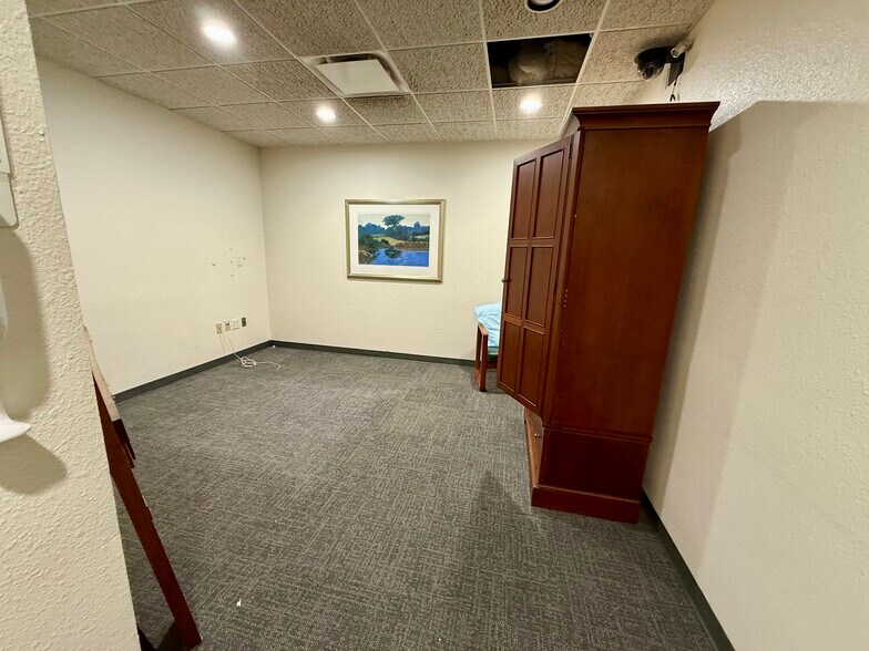 More Photos Of 3900 Southpark Dr, Tyler Office For Sale