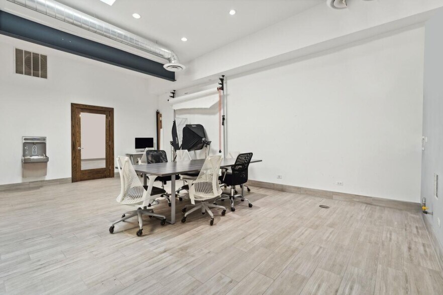 More Photos Of 5530 N Broadway St, Chicago Storefront Retail Office For Sale