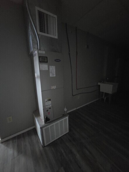 More Photos Of 102 E Missouri St, Walters Storefront For Sale