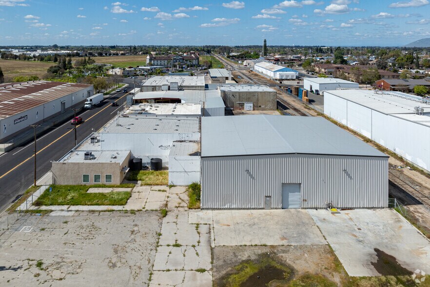 More Photos Of 200 N Uruapan Way, Dinuba Warehouse For Sale