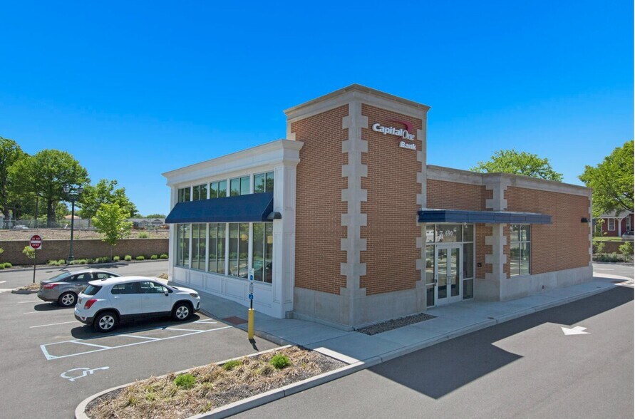 More Photos Of 690 Wyckoff Ave, Wyckoff General Retail For Lease