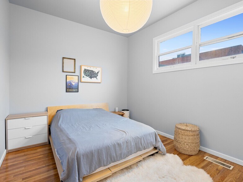 More Photos Of 1305 SE Belmont St, Portland Office For Sale