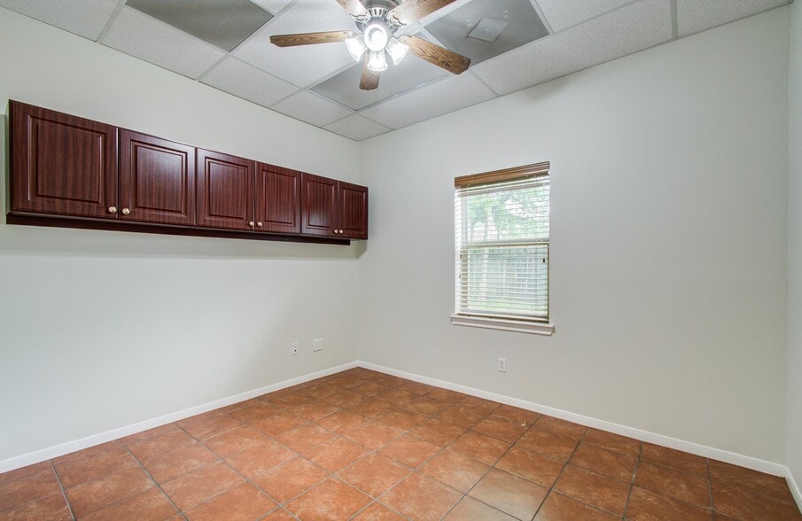 More Photos Of 11201 Steeplepark Dr, Houston Office Residential For Sale