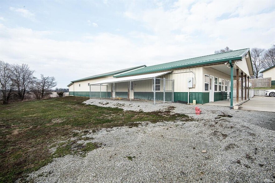 More Photos Of 433 S Hickory Corner Rd, Vincennes Veterinarian Kennel For Sale