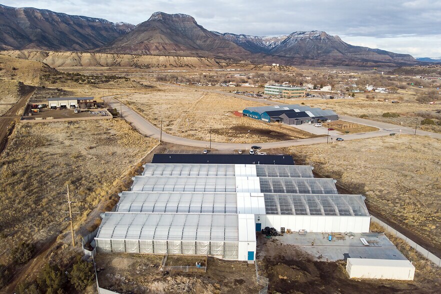 More Photos Of 111 Diamond Loop, Parachute Warehouse For Lease