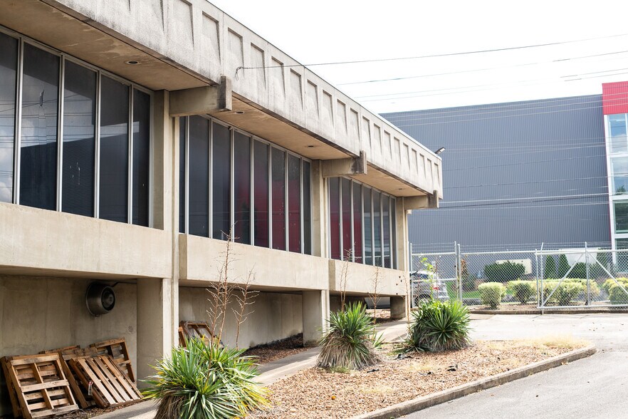 Primary Photo Of 505 Fesslers Ln, Nashville Light Distribution For Lease