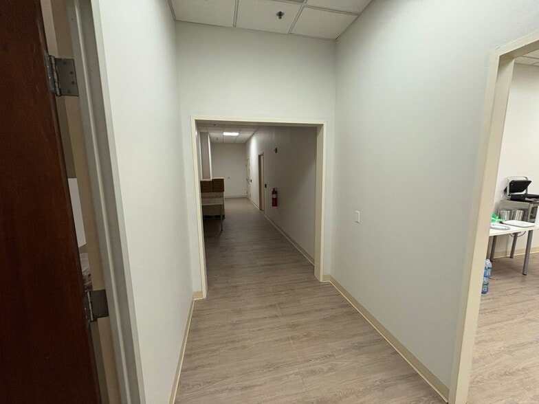 More Photos Of 45305 Catalina Ct, Sterling Showroom For Sale