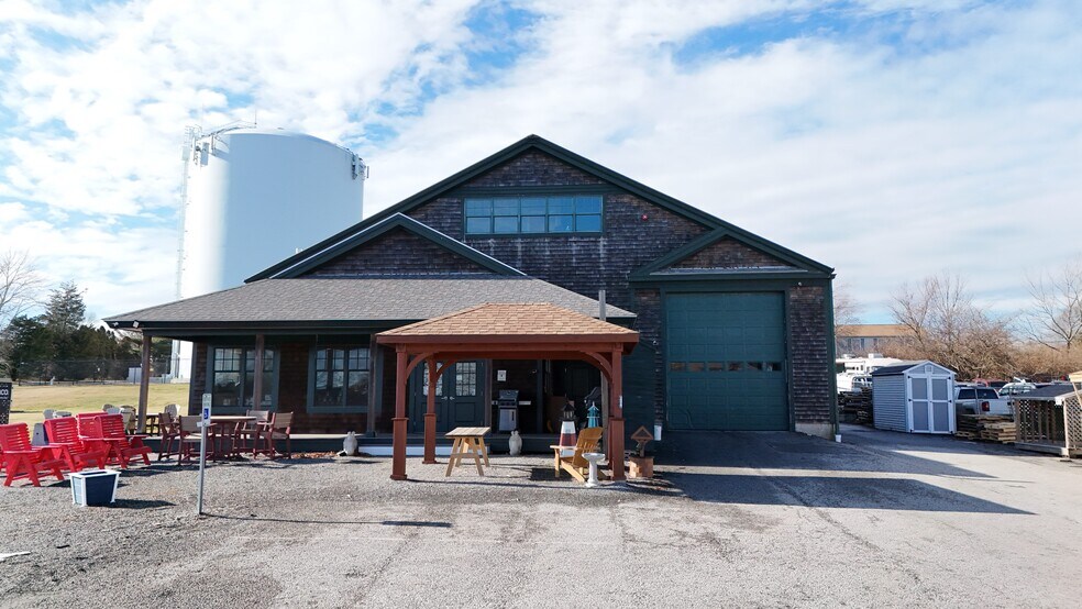 More Photos Of 1960 E Main Rd, Portsmouth Freestanding For Sale