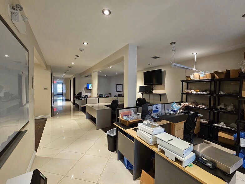 More Photos Of 2305-2329 Rue Guénette, Saint-Laurent Distribution For Sale