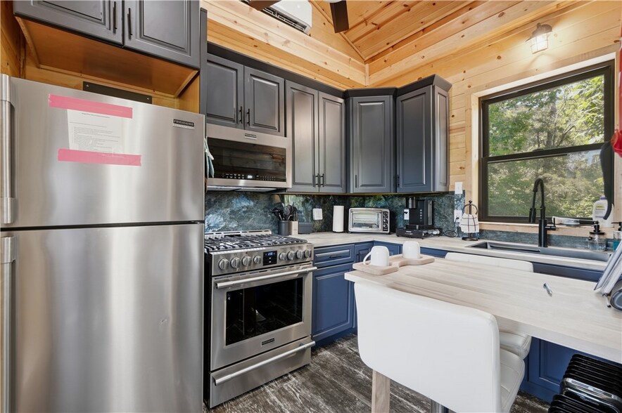 More Photos Of 394 Madison 1555, Eureka Springs Specialty For Sale