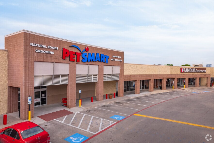 Primary Photo Of 2405-2415 N Haskell Ave, Dallas General Retail For Lease