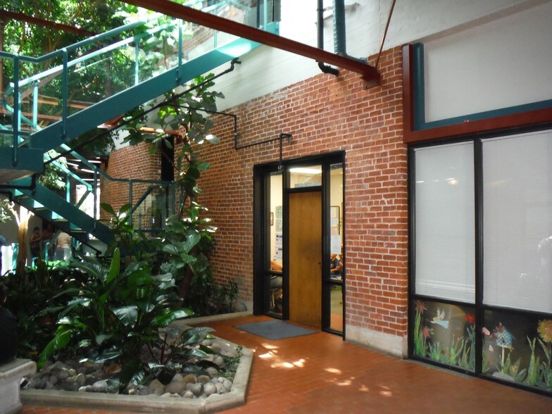 More Photos Of 711 N Court St, Visalia Office For Sale