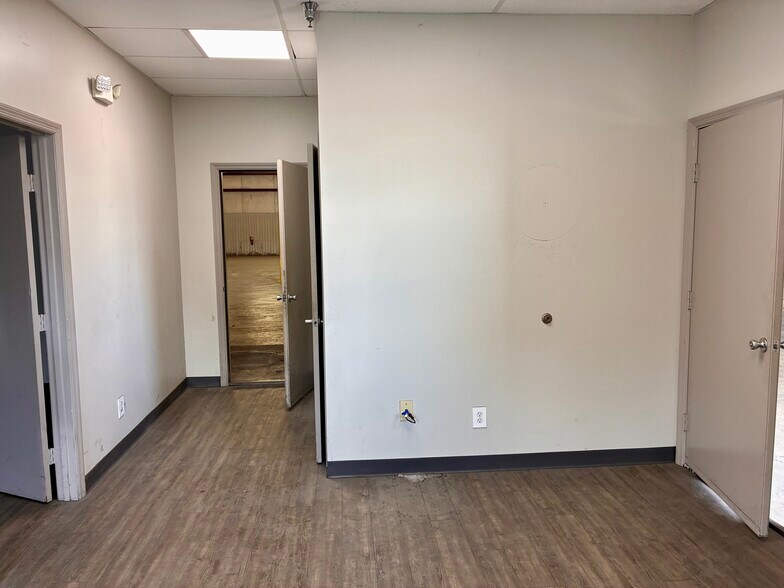 More Photos Of 5516 Export Blvd, Garden City Warehouse For Lease