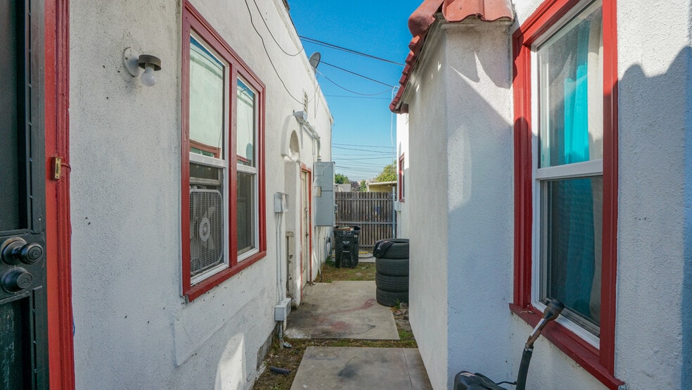More Photos Of 1462 W 53rd St, Los Angeles Apartments For Sale