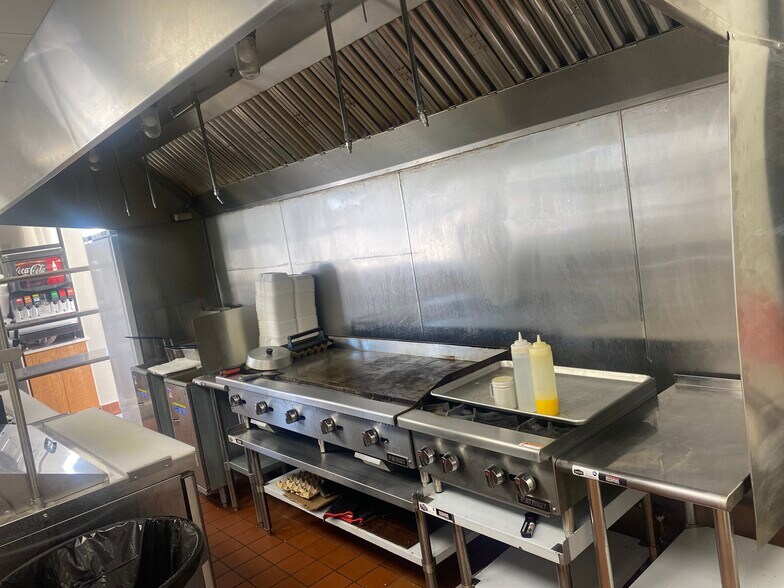 More Photos Of 2299 Elizabeth Lake Rd, Waterford Fast Food For Lease