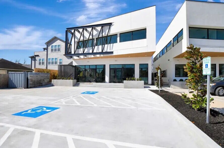 More Photos Of 6815 N Main St, Houston Unknown For Lease