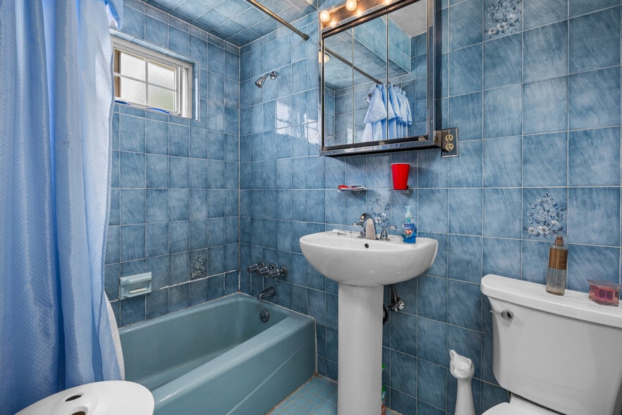 More Photos Of 7031 67th Pl, Glendale Multifamily For Sale