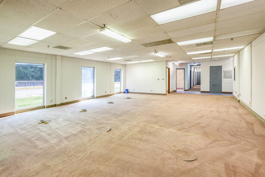 More Photos Of 5500 N Sharon Amity Rd, Charlotte Manufacturing For Lease