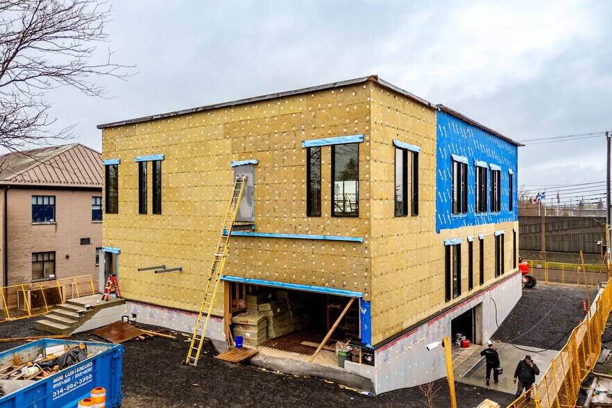 More Photos Of 7980 Boul Métropolitain E, Anjou Loft Creative Space For Lease