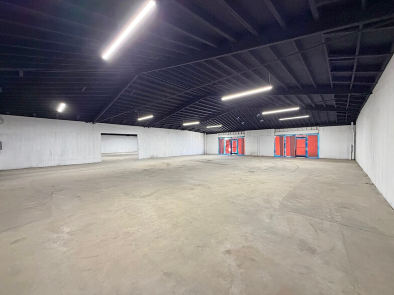 More Photos Of 3014 Floyd St, Burbank Warehouse For Lease