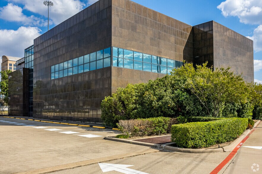 More Photos Of 13701 Dallas Pky, Dallas Health Club For Lease