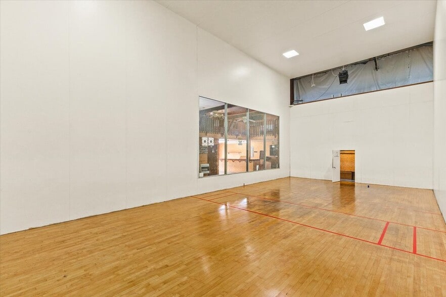 More Photos Of 309 E Springbrook Dr, Johnson City Flex For Lease