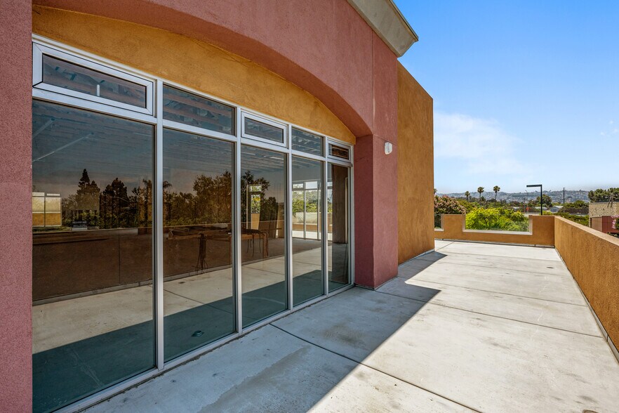 More Photos Of 165 W San Ysidro Blvd, San Ysidro General Retail For Lease