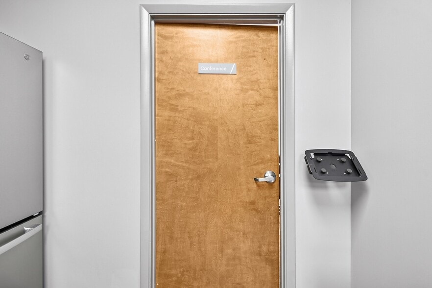 More Photos Of 1255 La Quinta Dr, Orlando Warehouse For Lease