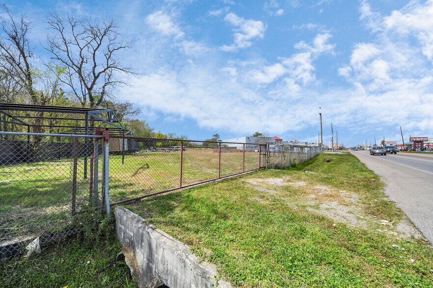 More Photos Of 11921 Veterans Memorial Dr, Houston Land For Sale