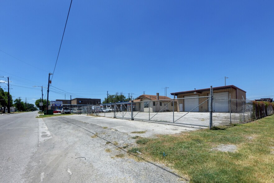 More Photos Of 113 W Lindbergh Blvd, Universal City Service For Sale