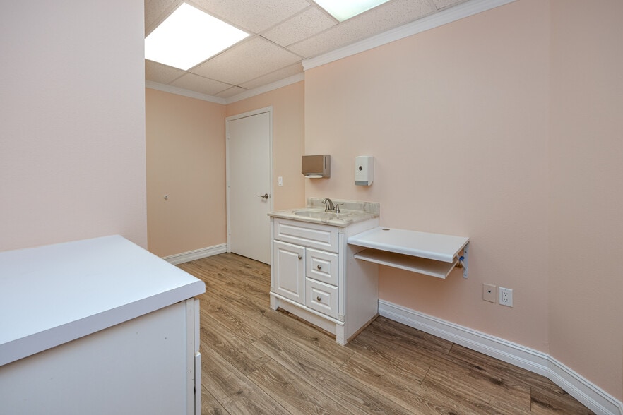 More Photos Of 6449 38th Ave, Saint Petersburg Medical For Lease