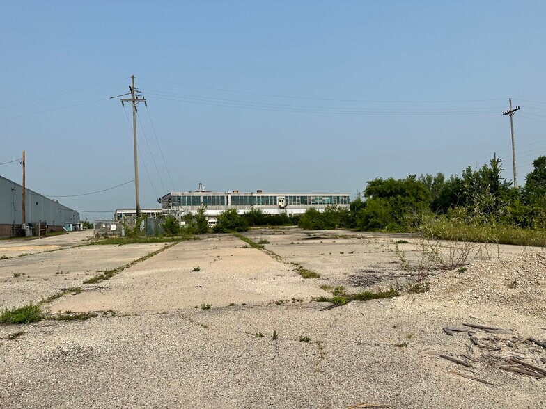 More Photos Of 300 N West St, Marengo Manufacturing For Sale